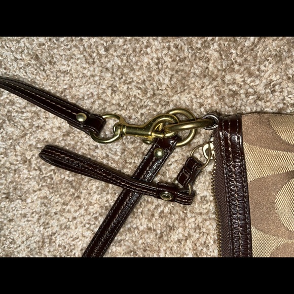 Jumbo Monogram Coach crossbody - Picture 6 of 7